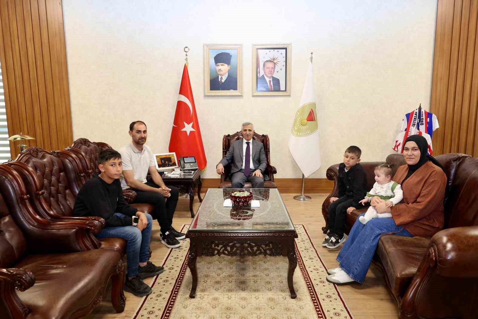 14 yaşındaki Yusuf, yere d&uuml;şen bayrağı almak i&ccedil;in piste koştu
