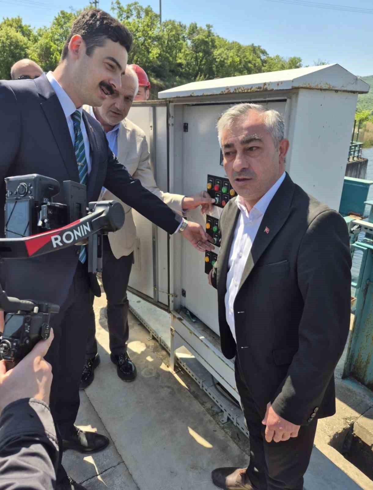 Manyas Barajı&rsquo;nda kapaklar a&ccedil;ıldı, kanallara su verilmeye başlandı
