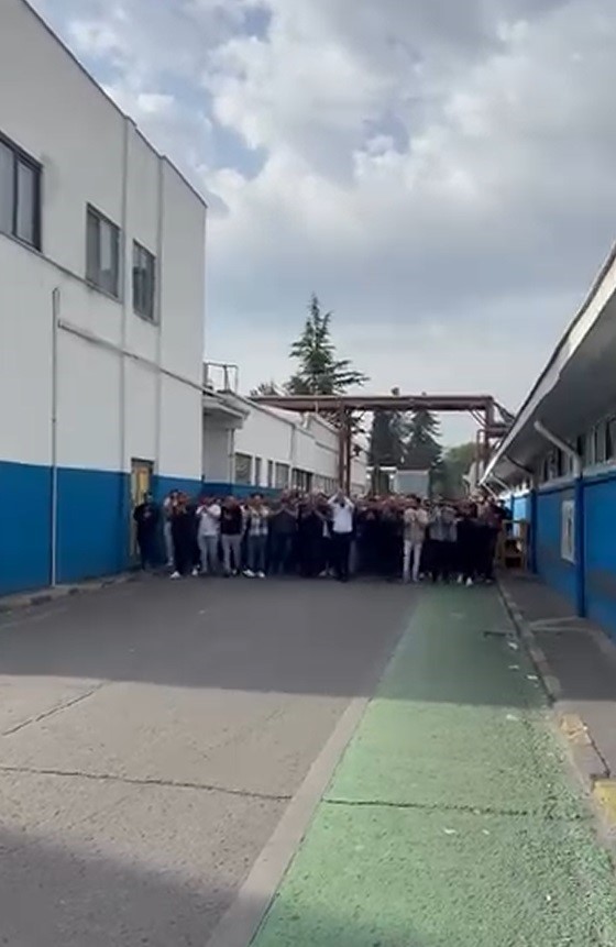 Goodyear fabrikasında vardiya sloganlarla değişti
