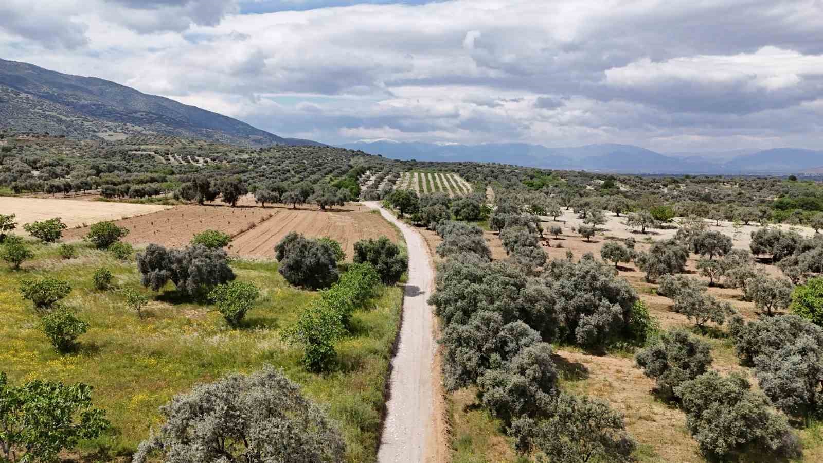 Yenik&ouml;y Mahallesi&rsquo;nde yol ve taş duvar &ccedil;alışmaları devam ediyor
