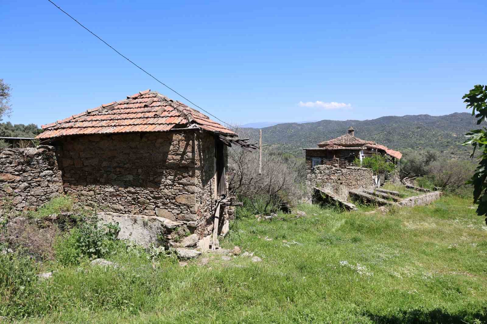 Bu k&ouml;y savaş g&ouml;rd&uuml;ğ&uuml; i&ccedil;in değil gen&ccedil;ler terk ettiği i&ccedil;in bu hale geldi

