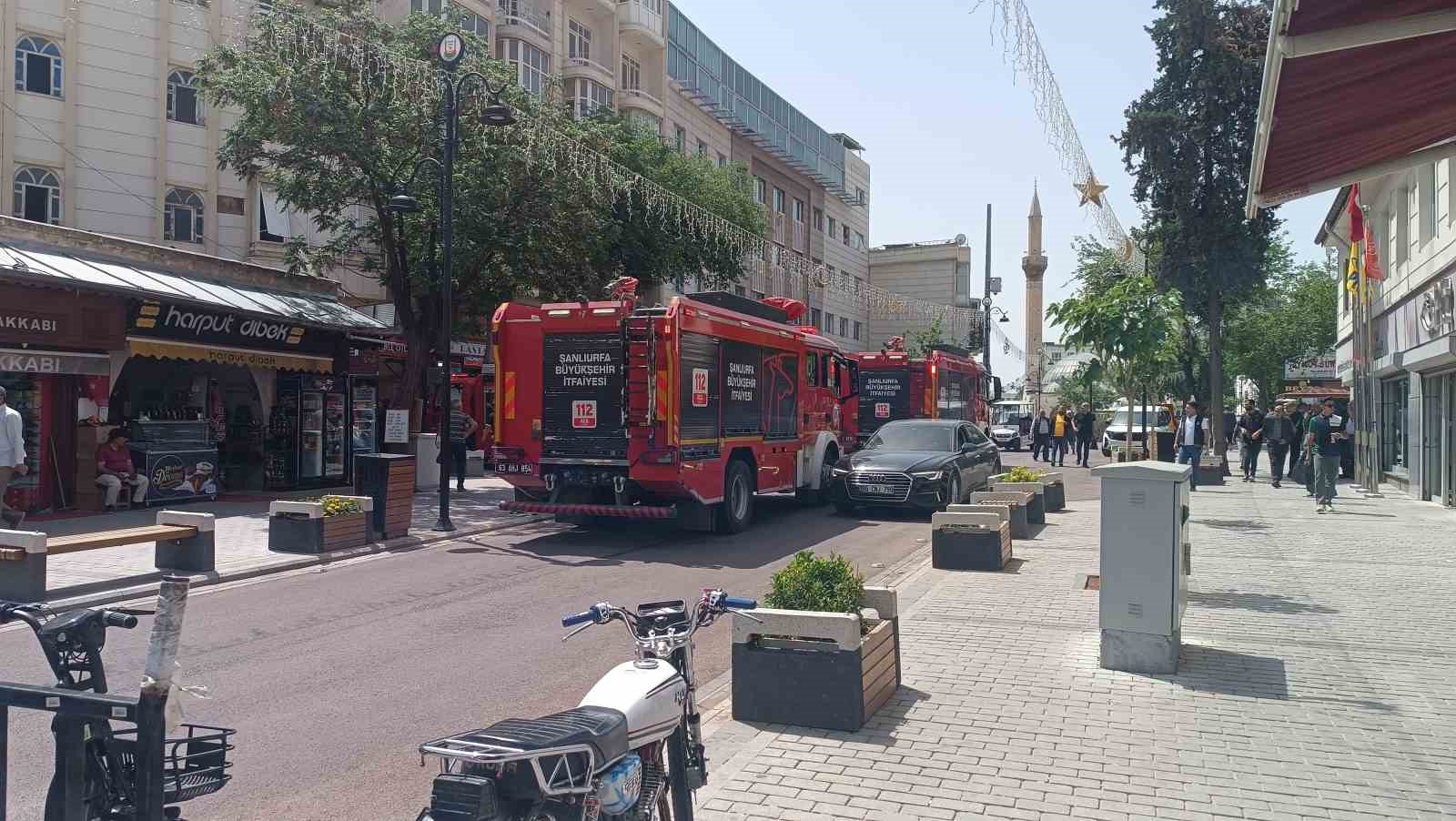 Apartmandan y&uuml;kselen duman ekipleri alarma ge&ccedil;irdi
