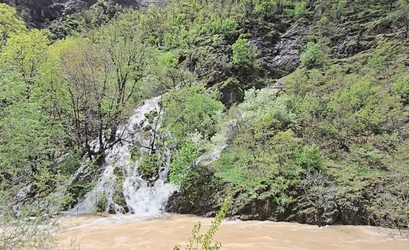 Munzur Vadisi&rsquo;nde kar suları doğal şelaleler oluşturdu
