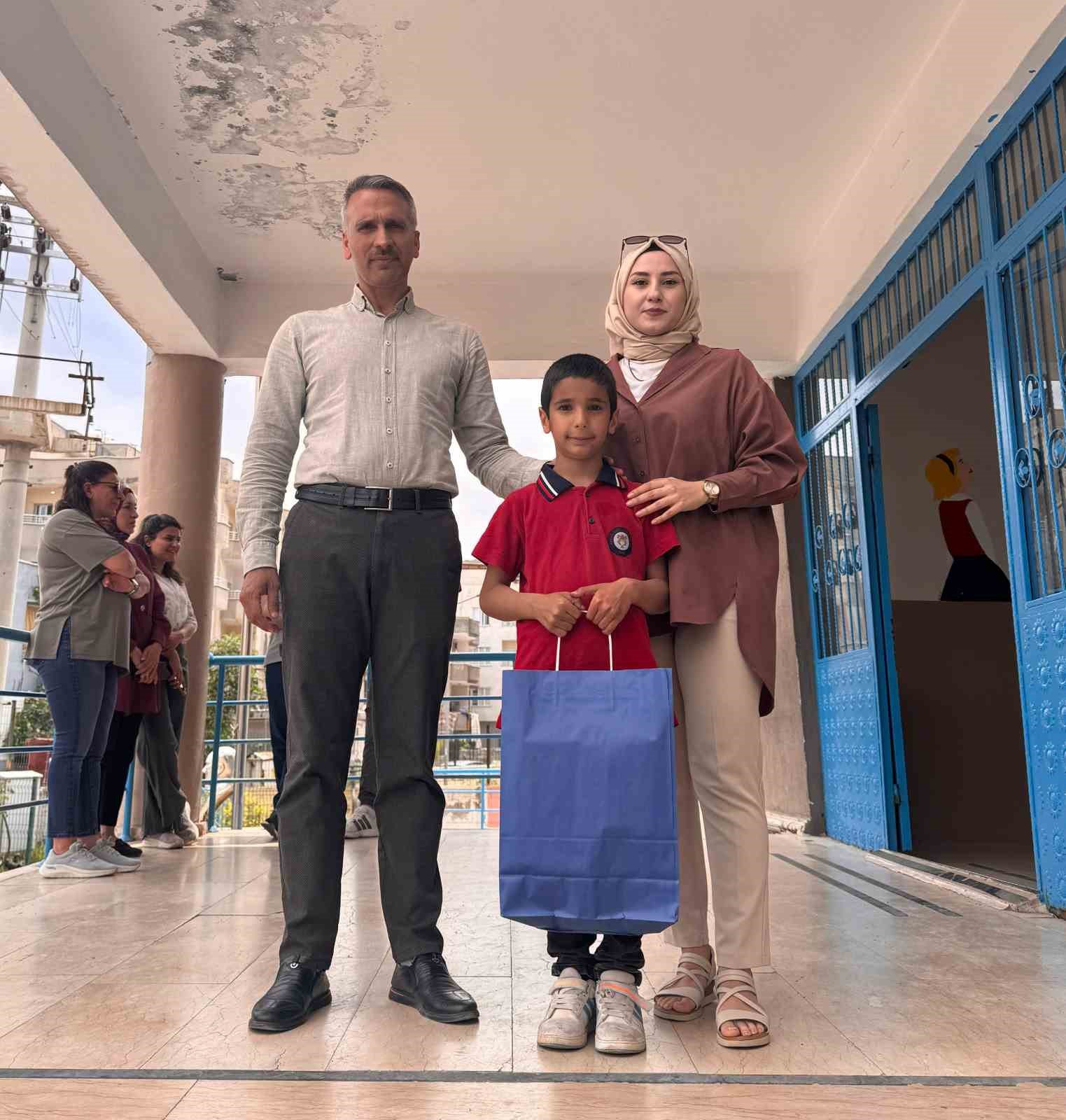 Minik Emre&rsquo;nin İstiklal Marşı okunurken hazır ol duruşuna ge&ccedil;tiği anlar kameraya yansıdı
