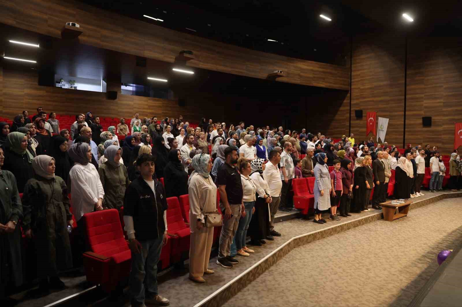 &Ccedil;ayırova&rsquo;da minikler Kur&rsquo;an-ı Kerim&rsquo;e ge&ccedil;menin heyecanını yaşadı
