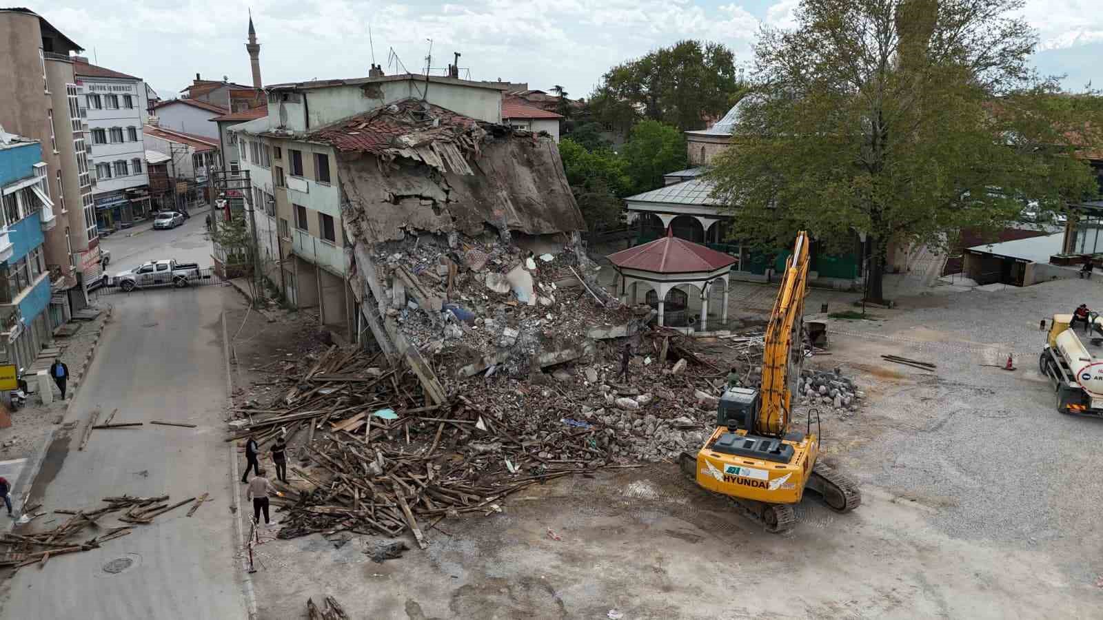 Bolvadin&rsquo;de kentsel d&ouml;n&uuml;ş&uuml;m &ccedil;er&ccedil;evesinde yıkım &ccedil;alışması başladı
