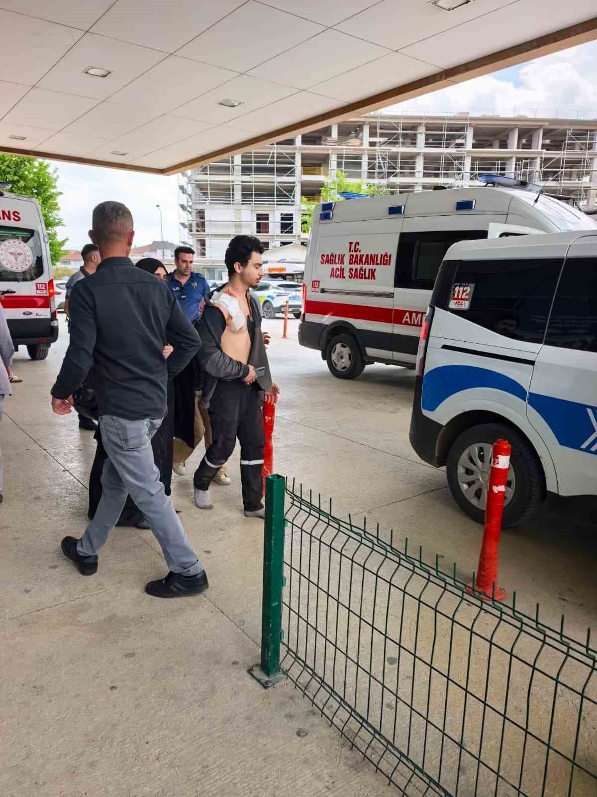 Motosiklet ile otomobil çarpıştı: 5 yaralı