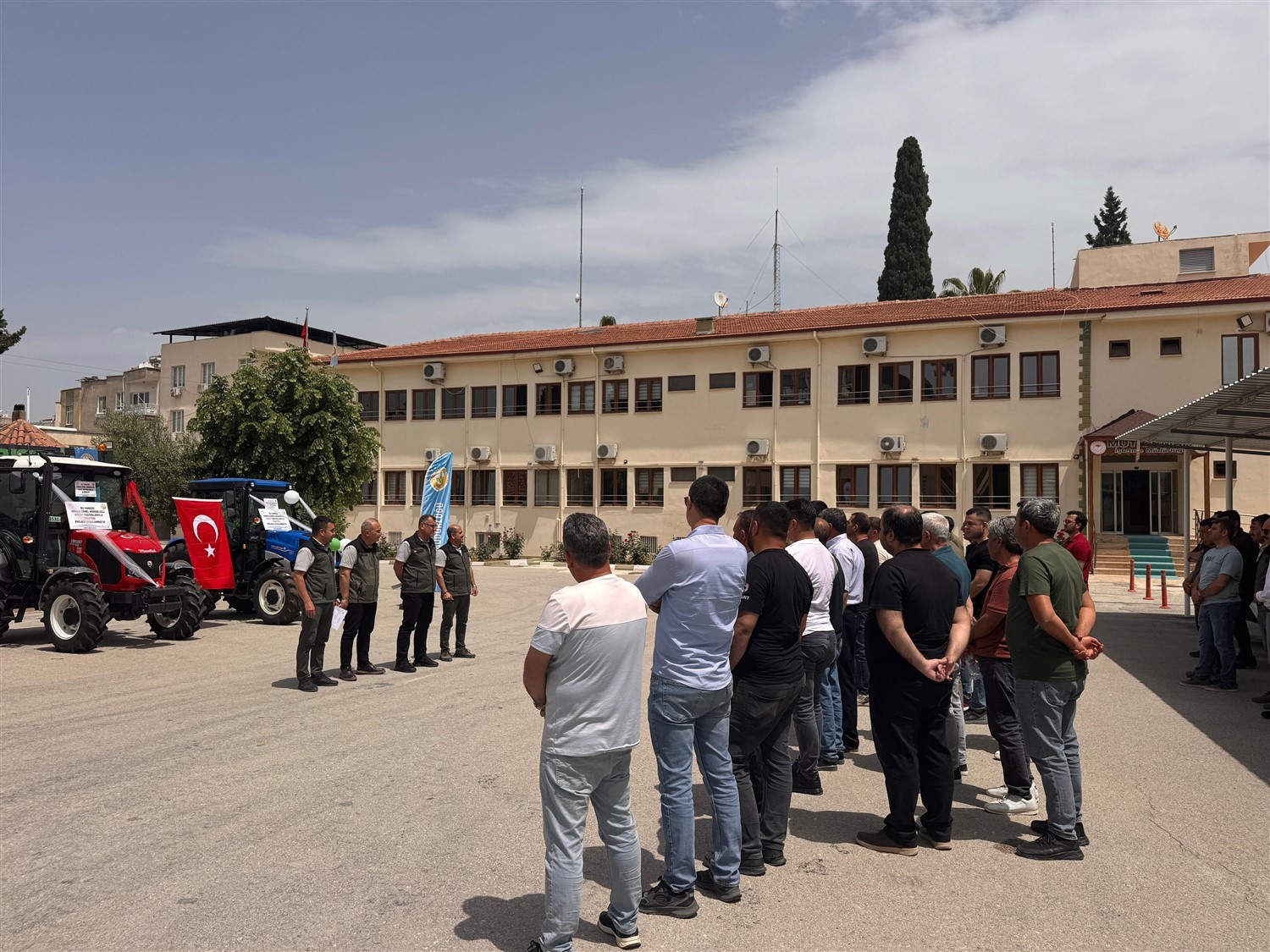 Mut&rsquo;ta orman k&ouml;yl&uuml;s&uuml;ne trakt&ouml;r desteği
