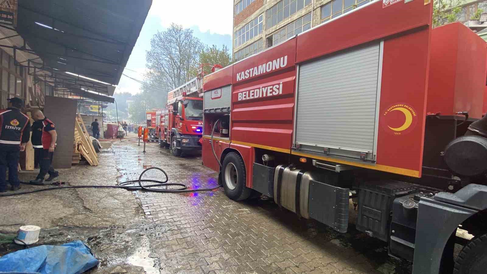 Mobilya at&ouml;lyesinde korkutan yangın
