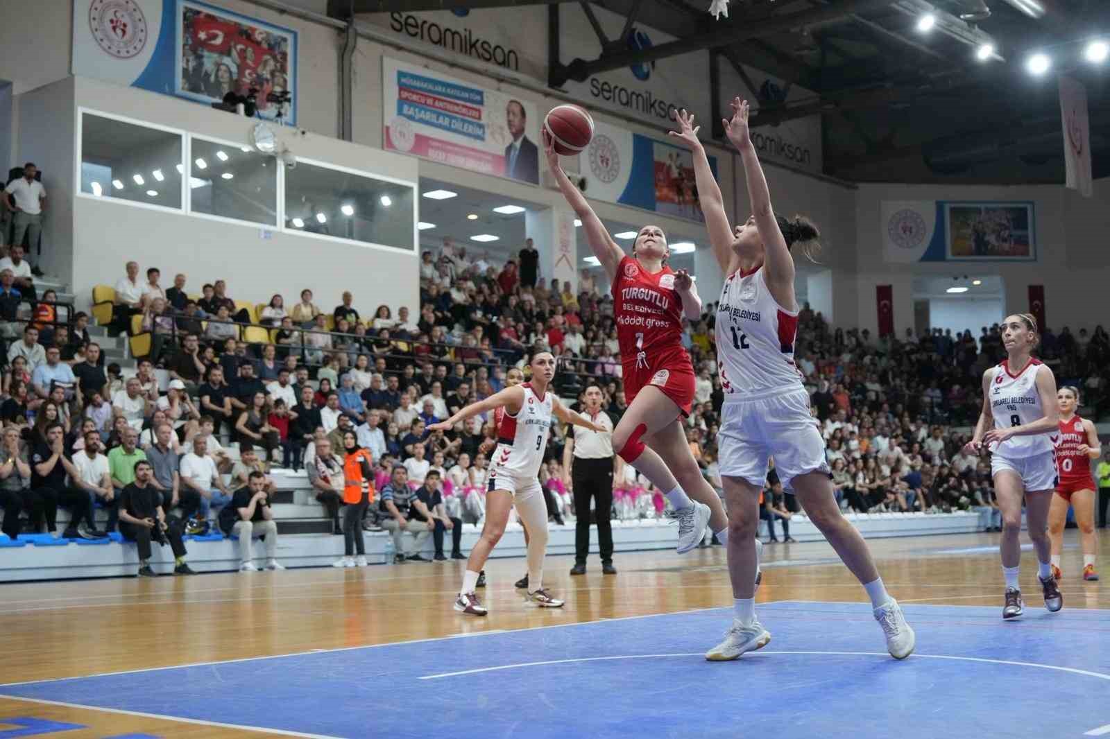 Turgutlu&rsquo;da kadın basketboluna b&uuml;y&uuml;k ilgi
