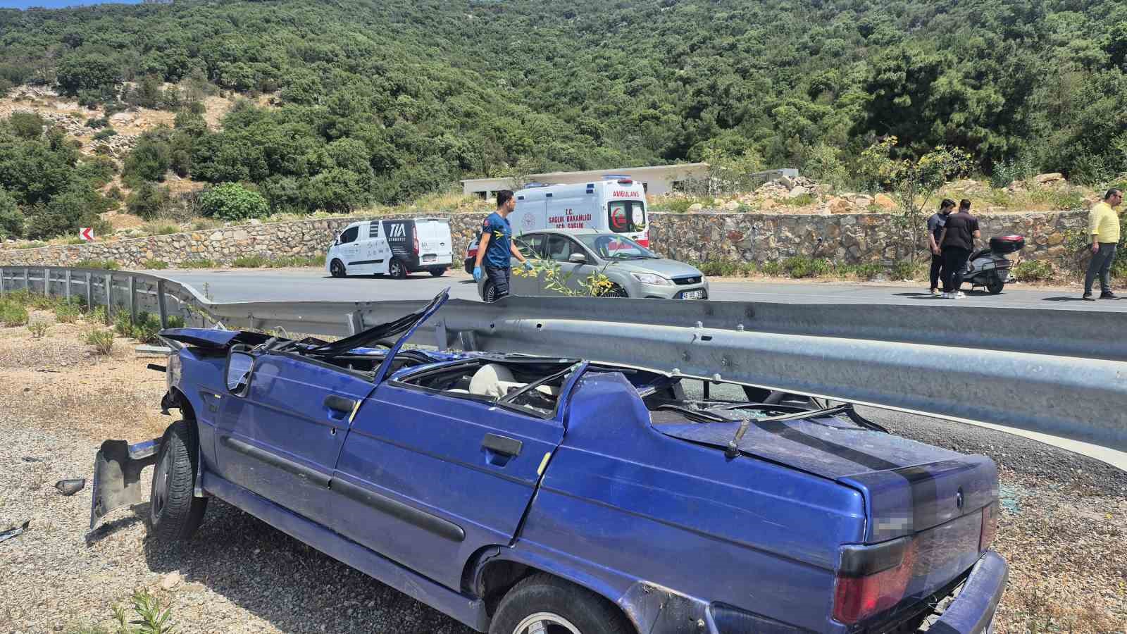 Otomobil &ccedil;elik bariyerin altına girdi, s&uuml;r&uuml;c&uuml; kazayı hafif yaralı atlattı
