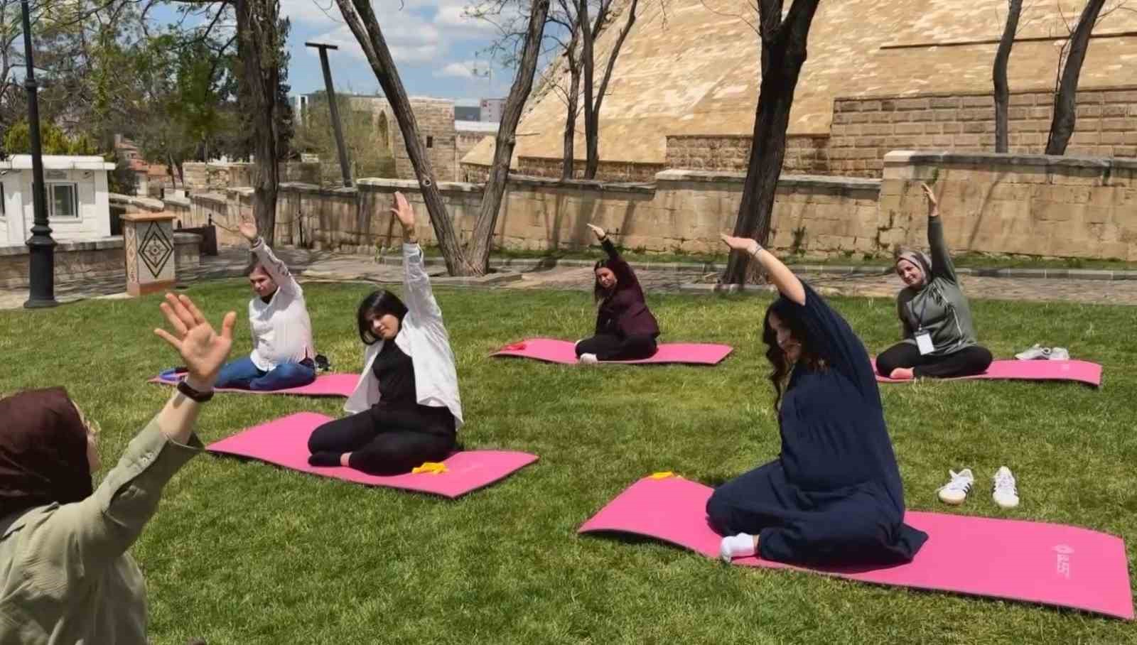 Gaziantep&rsquo;te &lsquo;ebe gebe el ele&rsquo; vererek pirpirim aşı yaptı

