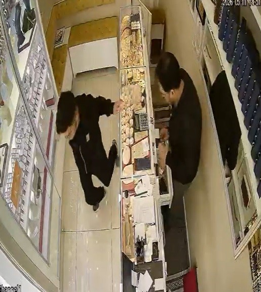 Oyaladığı kuyumcudan altınları &ccedil;aldı, ka&ccedil;amadan yakalandı
