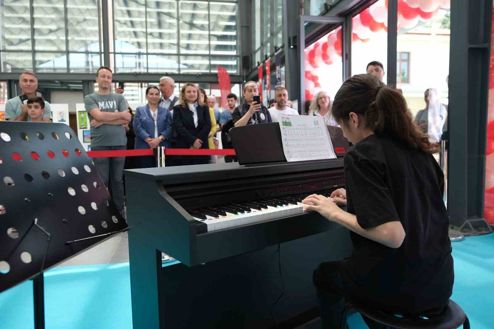 Otizmli &ouml;ğrencilerin eserleri b&uuml;y&uuml;k beğeni topladı
