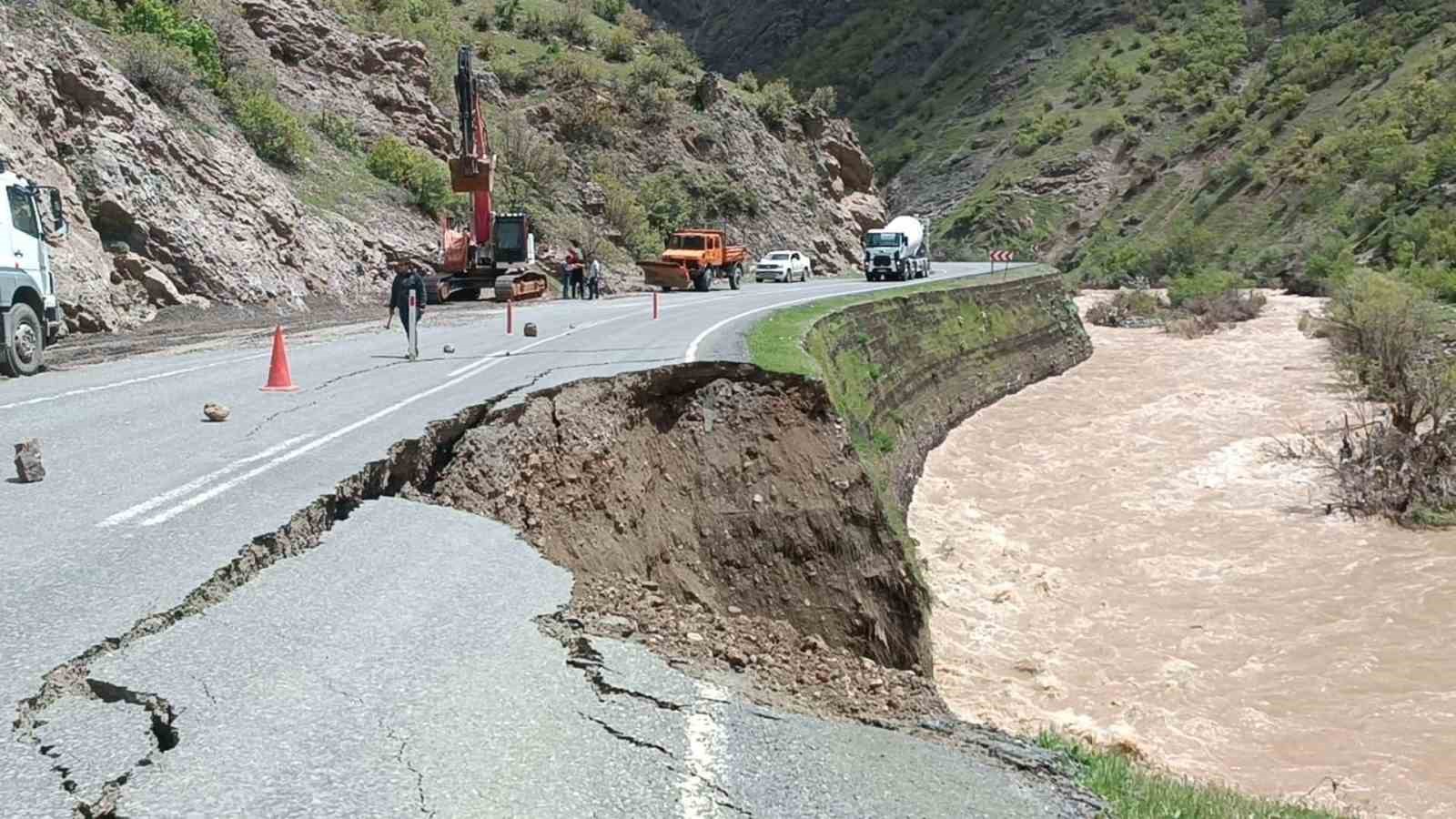 Beytüşşebap’ta sel sonrası dere yatakları ve yollarda temizlik çalışması başladı