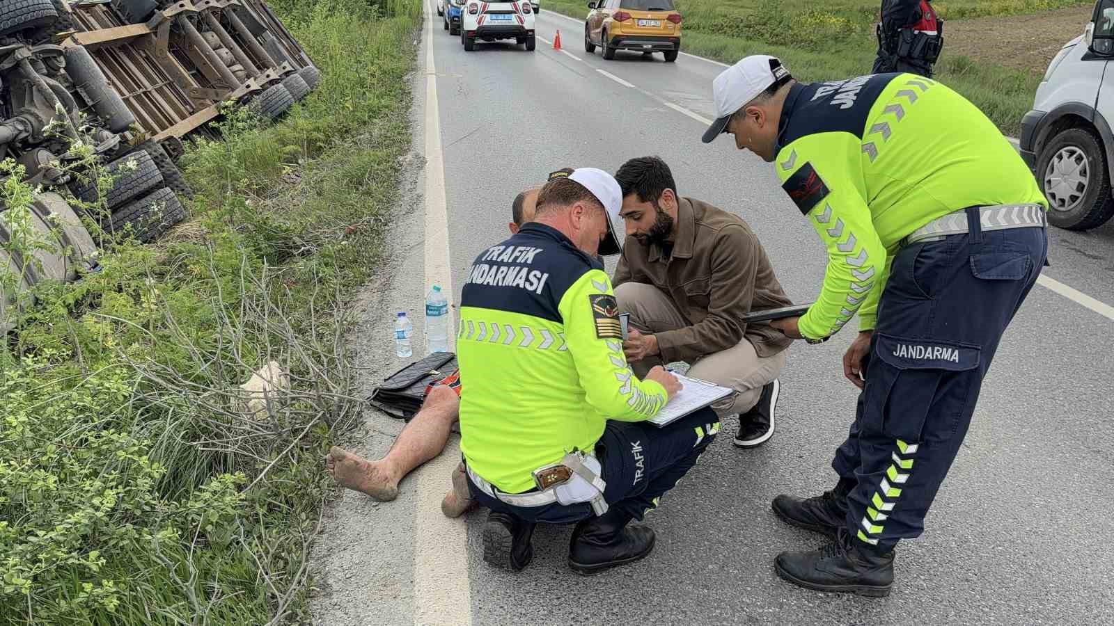 Arnavutköy’de Ukrayna’ya giden ıslak mendil yüklü tır tarlaya devrildi