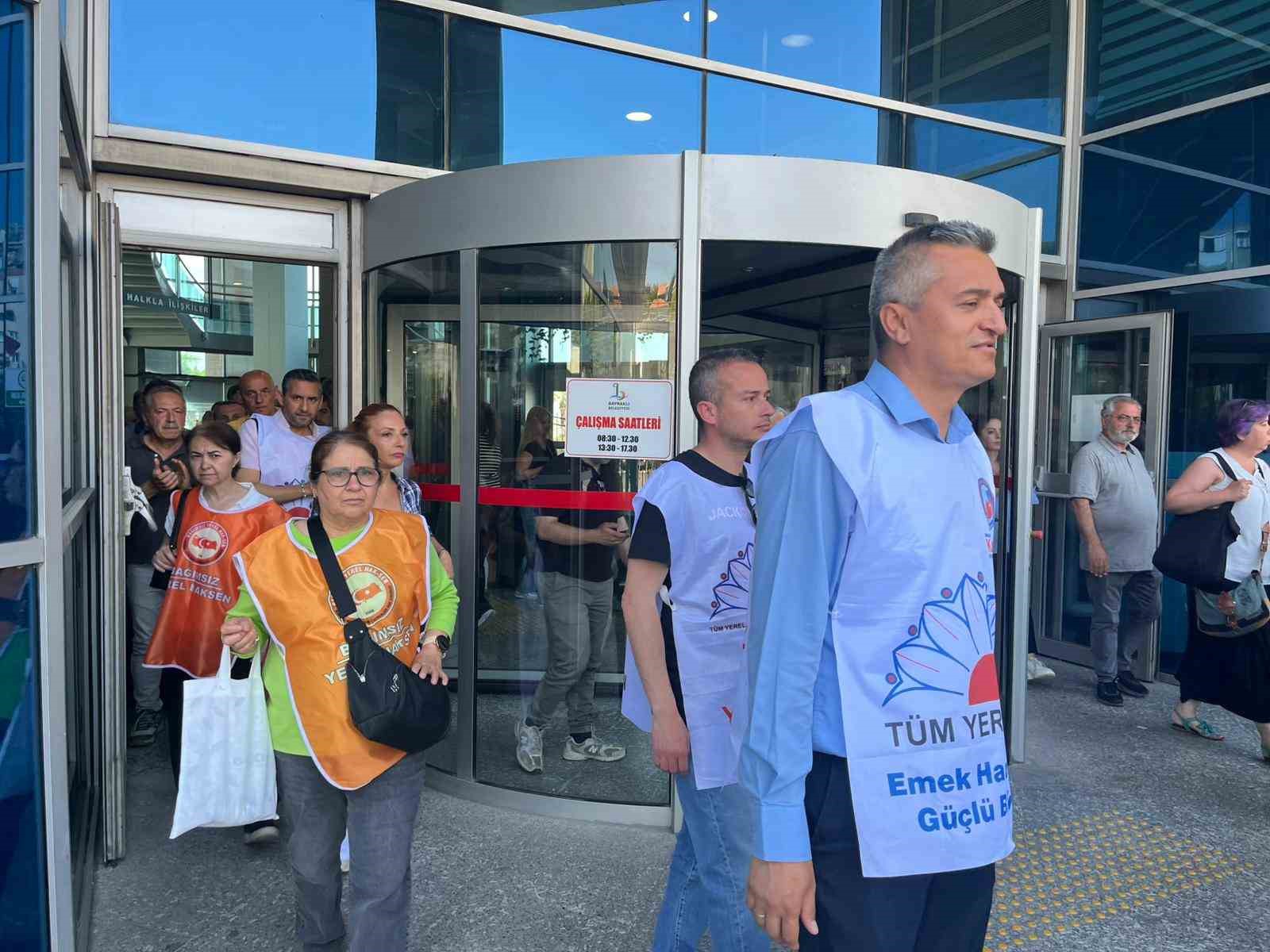 Bayraklı’da TİS haklarına ’tırpan’ isyanı: Memurlar Özgür Özel’in yolunu gözlüyor