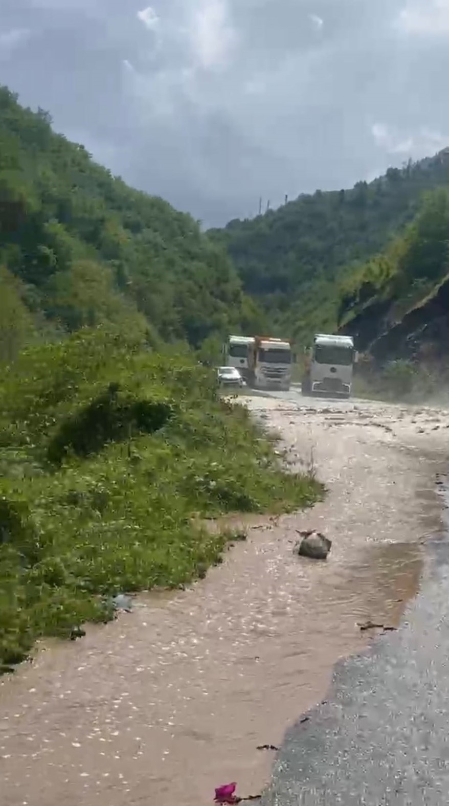Trabzon-Bayburt karayolunda ulaşıma sel engeli
