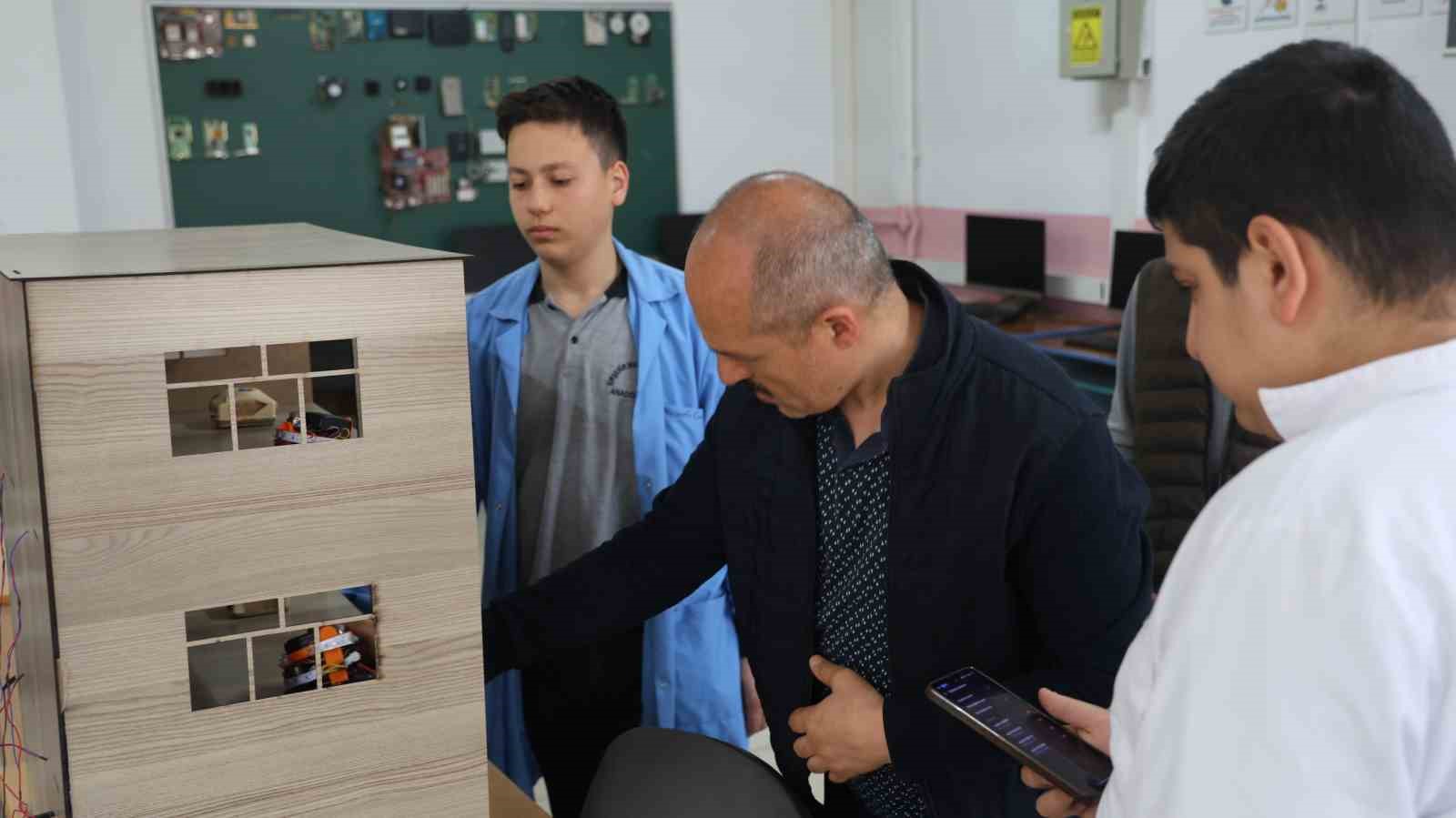 Kırşehir’de lise öğrencilerinden merkezi sisteme bağlı olmayan yangın alarm projesi