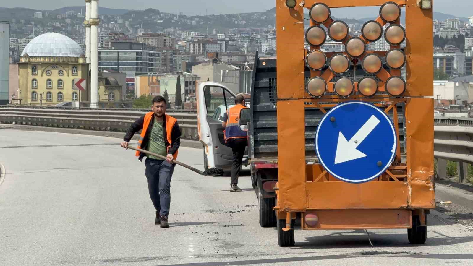 Viyad&uuml;kte bayrak sallayan karayolları &ccedil;alışanına otomobil &ccedil;arptı
