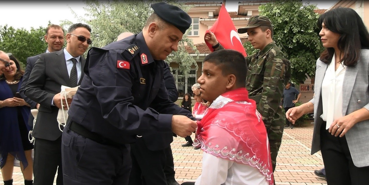 Edirne’de temsili askerlik töreninde duygu dolu anlar yaşandı: Özel bireyler askere uğurlandı