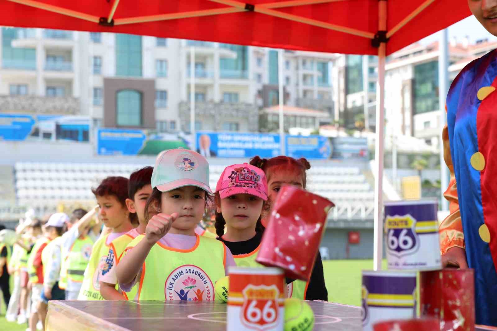 Spor Şenlikleri’nde sıra minik öğrencilerin