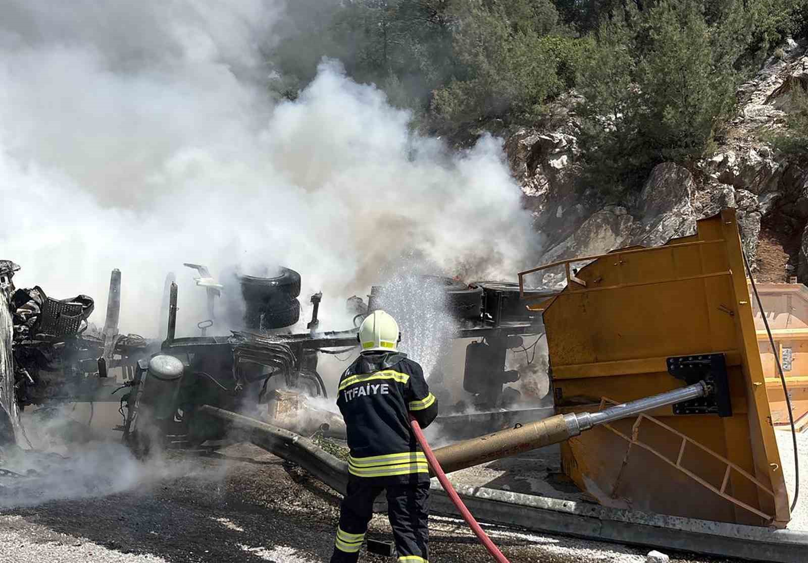 Kaza yapan tır yandı