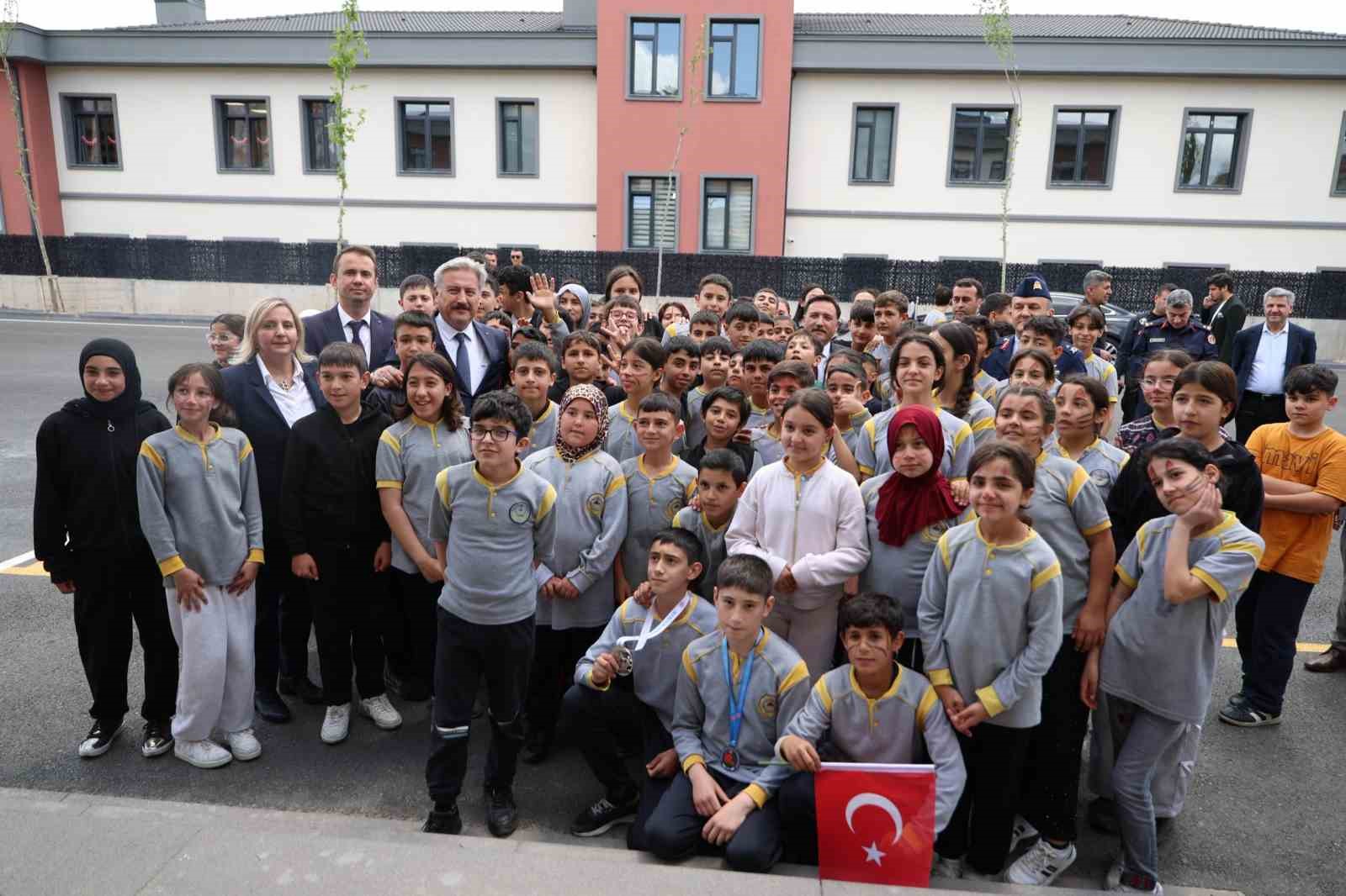 Melikgazi Belediyesi Kazım Karabekir İlkokulu ve Ortaokulu açıldı