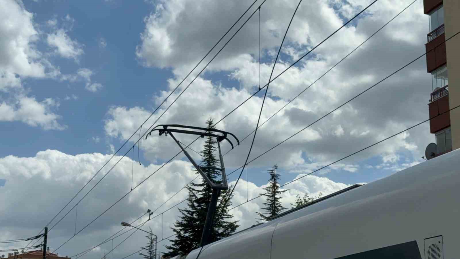 Kopan y&uuml;ksek gerilim teli insanların i&ccedil;ine d&uuml;şt&uuml;, tramvay seferleri aksadı
