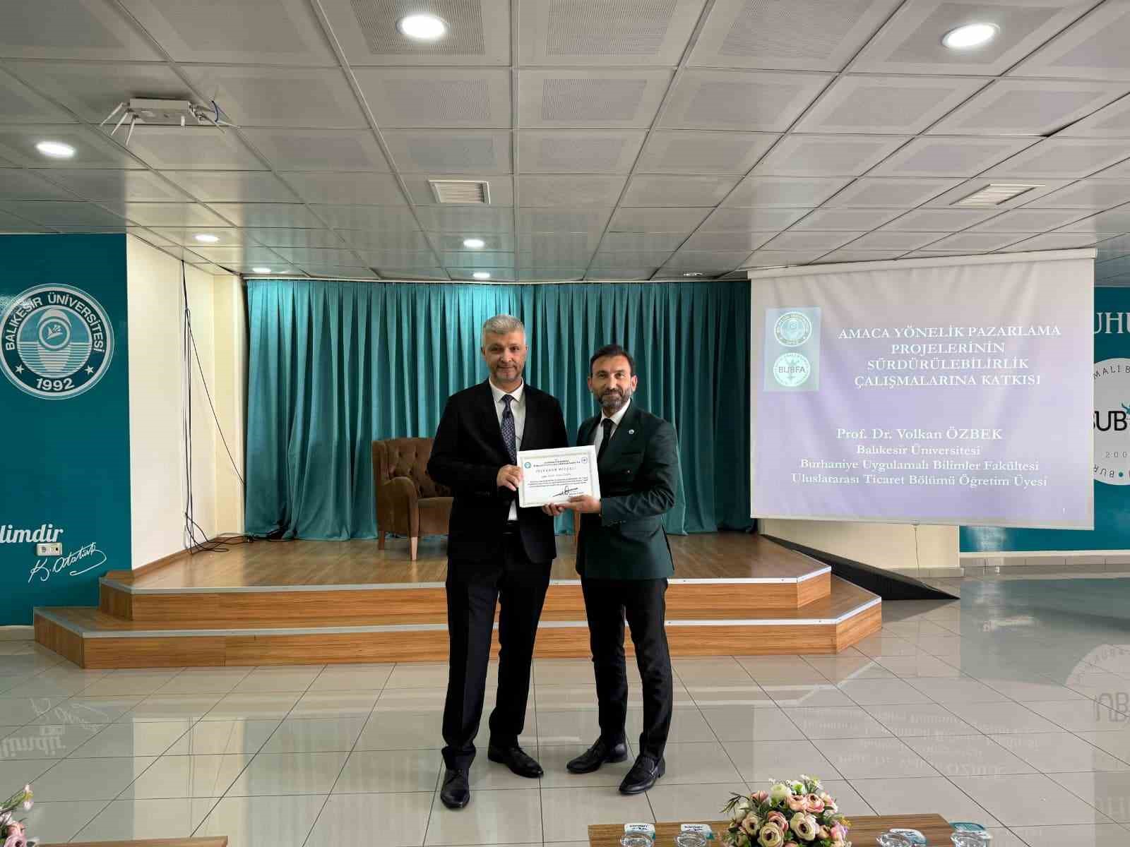 Burhaniye&rsquo;de Pazarlama Projelerinin S&uuml;rd&uuml;r&uuml;lebilirliği konferansı ger&ccedil;ekleştirildi.
