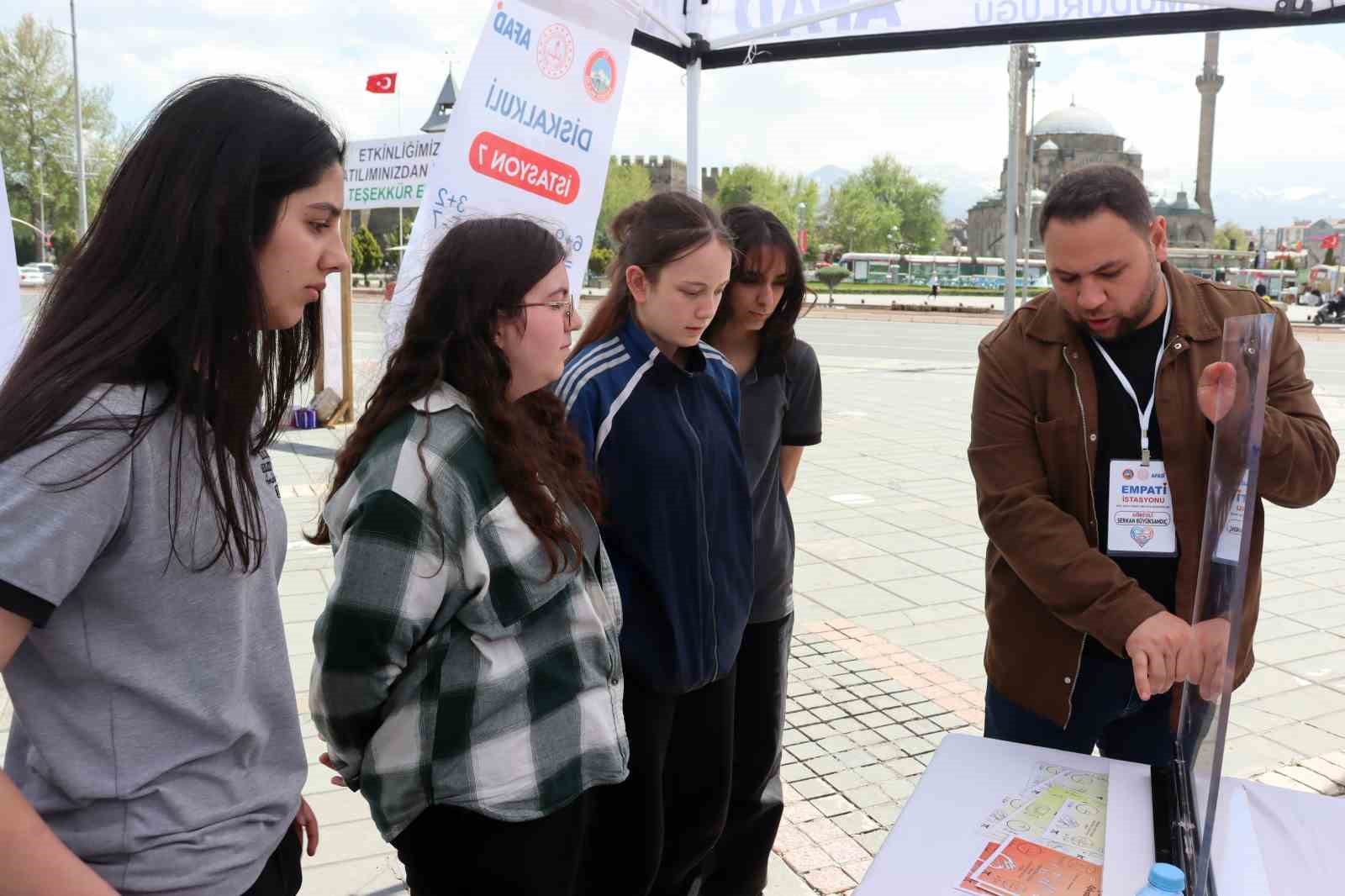 Engellilerin yaşadığı zorlukları empati kurarak &ouml;ğrendiler
