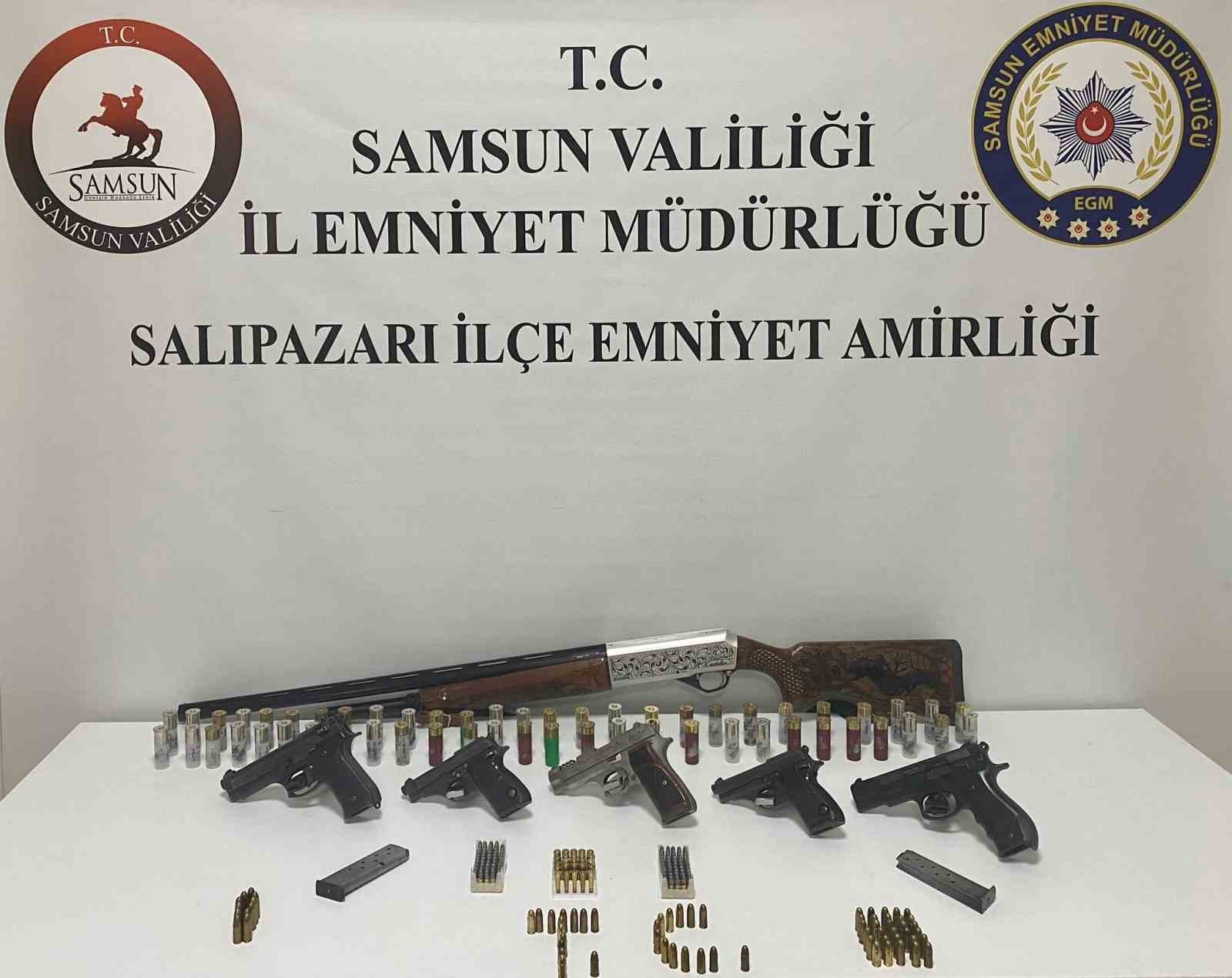 Cephanelik gibi ev: Çok sayıda silah ve mühimmat ele geçirildi