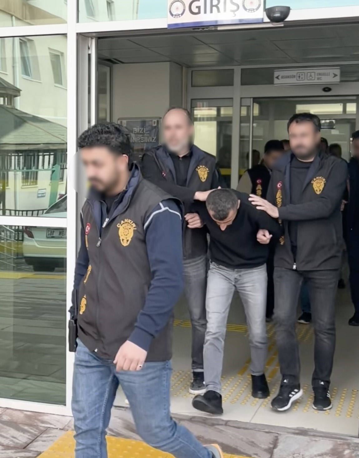 "Masaj salonu" adı altındaki ikametlerde fuhuş yaptıran 4 kişi tutuklandı
