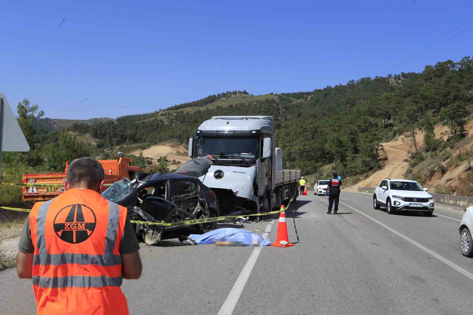 Mermer yüklü tırla kafa kafaya çarpışan otomobildeki çift hayatını kaybetti