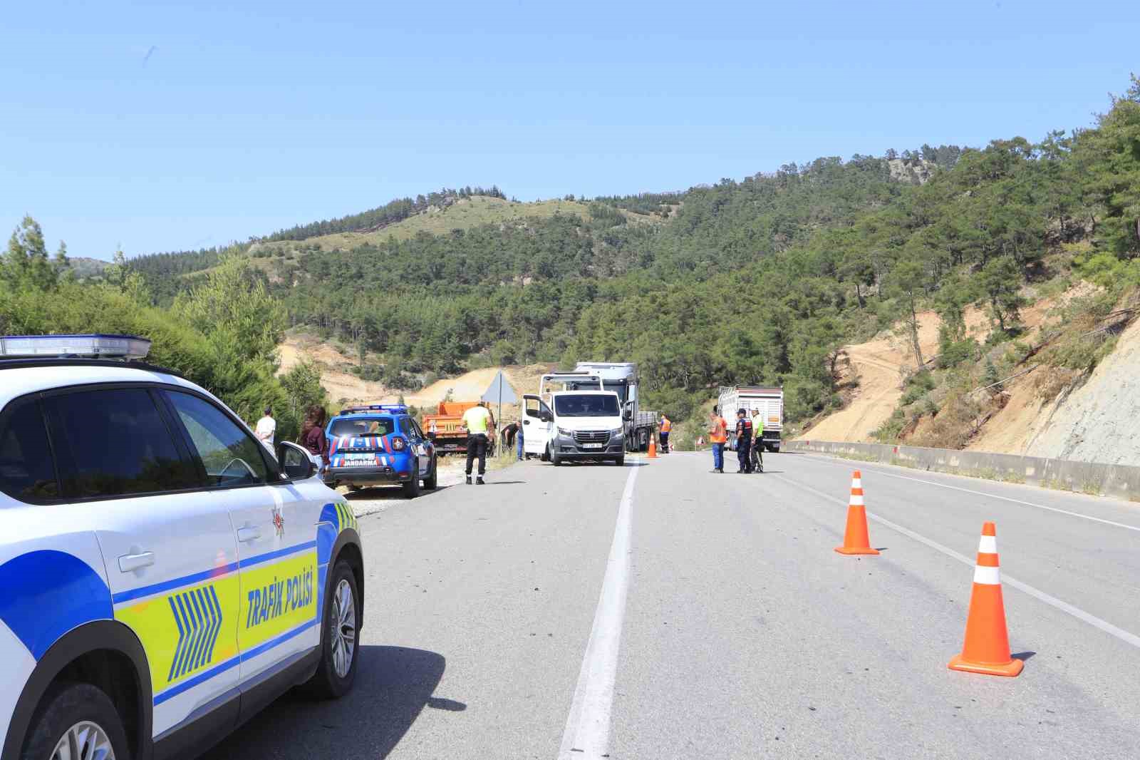 Mermer y&uuml;kl&uuml; tırla kafa kafaya &ccedil;arpışan otomobildeki &ccedil;ift hayatını kaybetti

