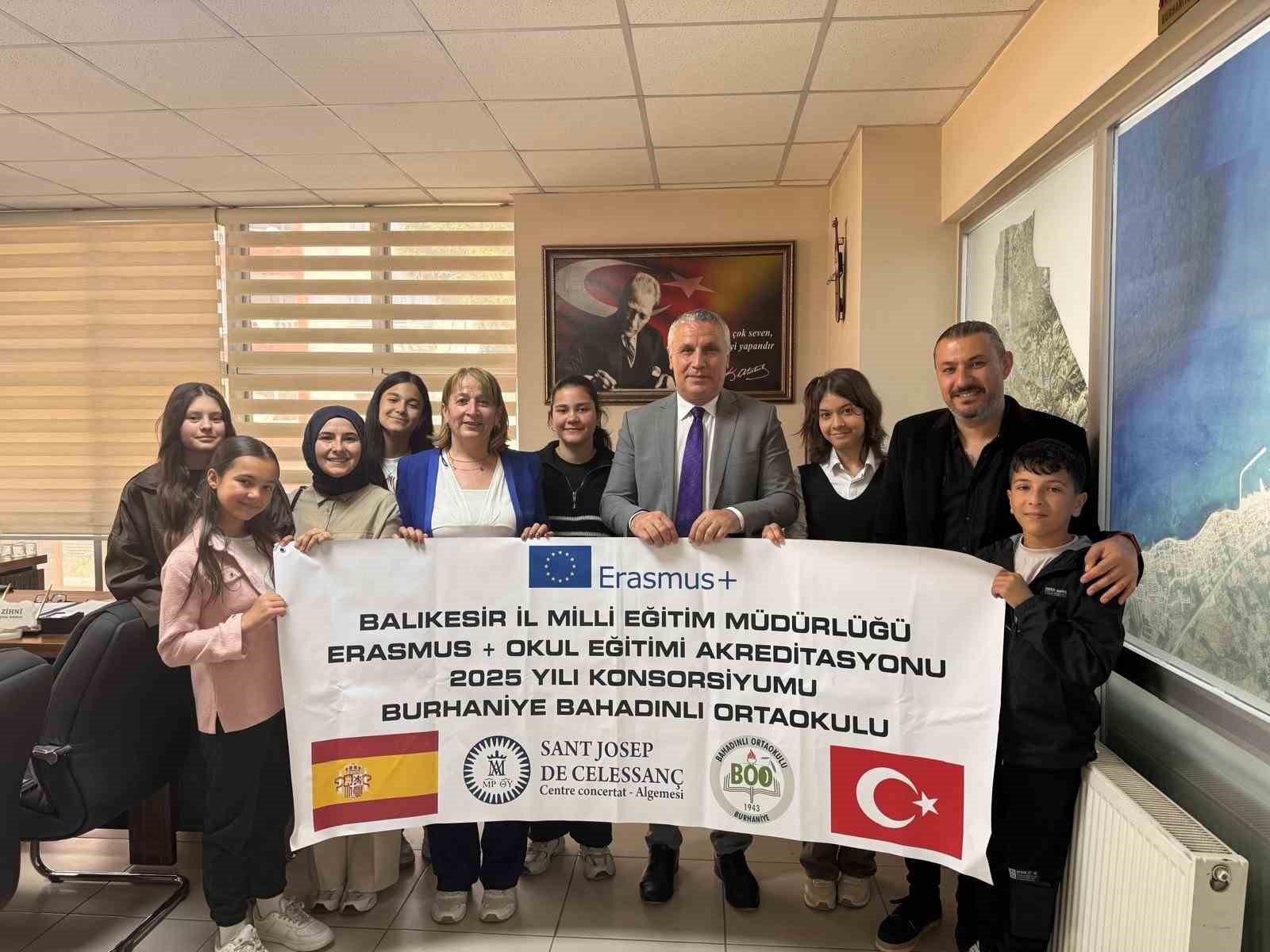 Burhaniye&rsquo;de İspanya&rsquo;dan d&ouml;nen &ouml;ğrenciler m&uuml;d&uuml;r Zihni&rsquo;yi ziyaret etti
