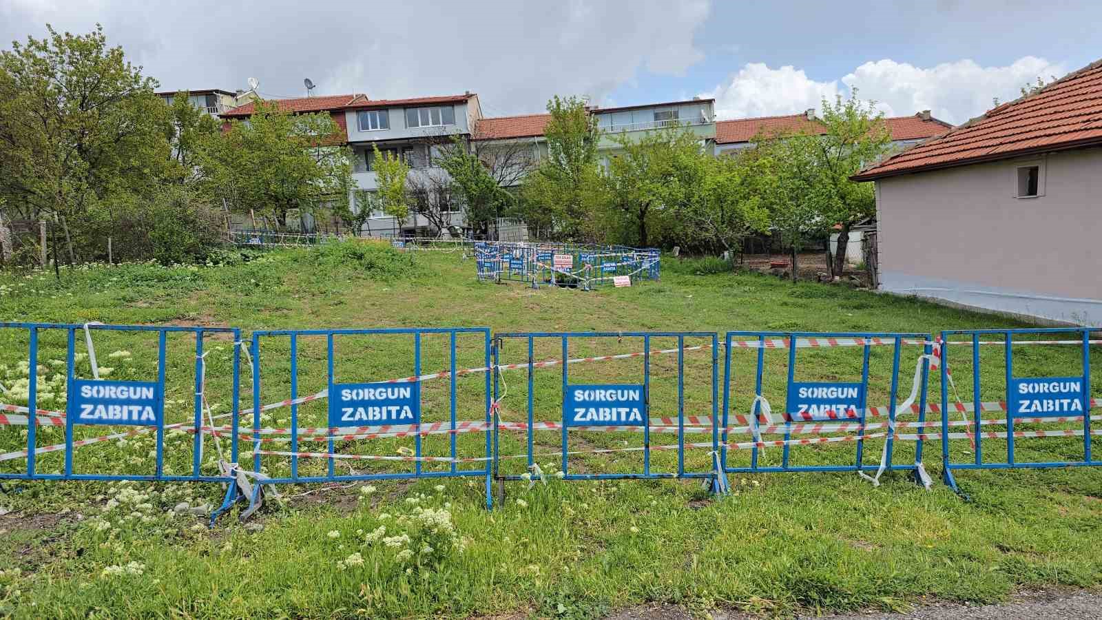 Evlerin arasında oluşan obruk mahalleyi tedirgin etti