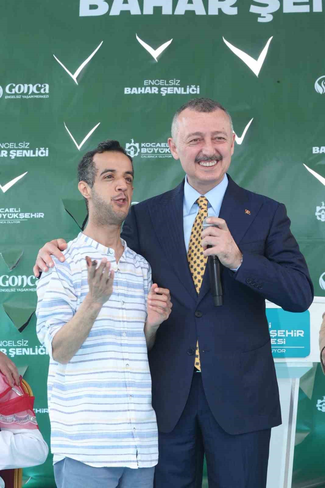 En &ouml;zel birlik: &Ouml;zel gen&ccedil;lere kına yakıldı, halaylar &ccedil;ekildi
