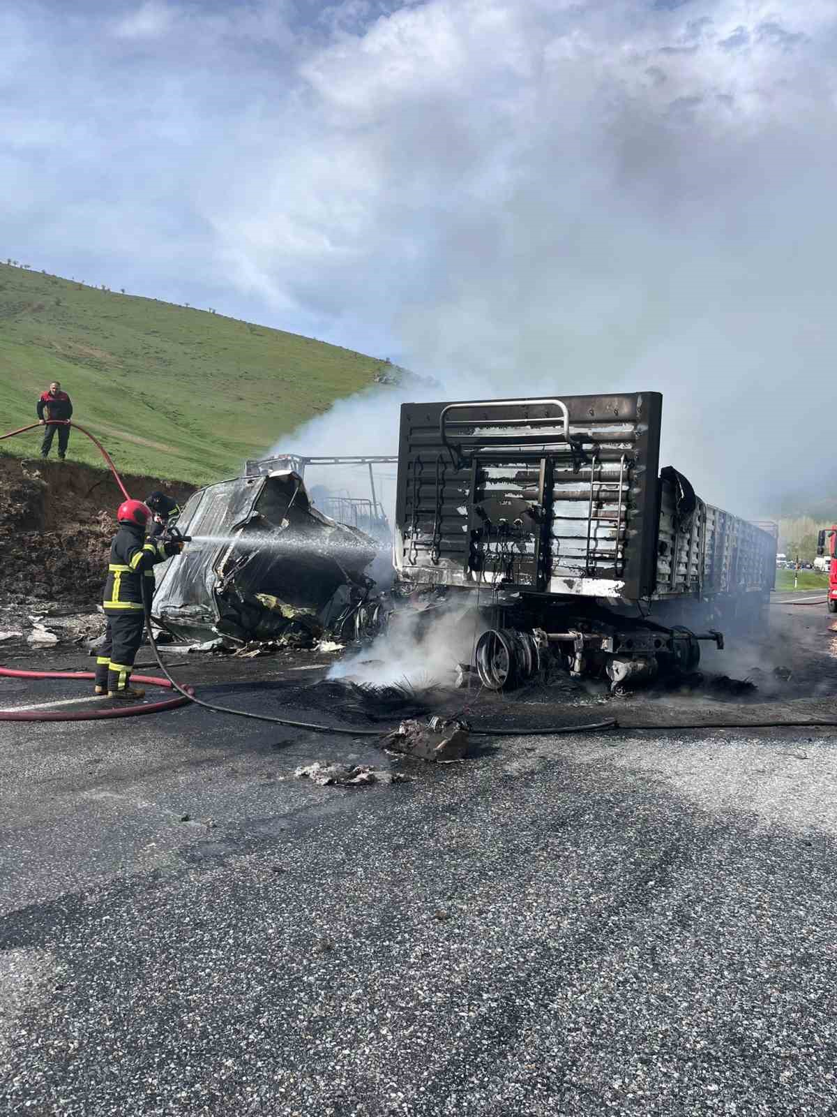 Tırlar kafa kafaya &ccedil;arpışarak alev topuna d&ouml;nd&uuml;: 2 s&uuml;r&uuml;c&uuml; hayatını kaybetti
