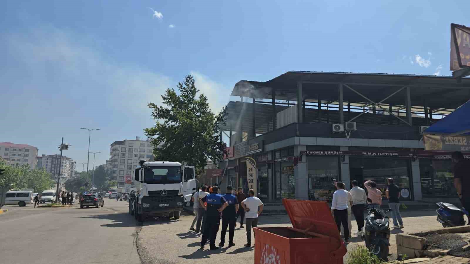Gaziantep&rsquo;te muhasebeciler &ccedil;arşısı tadilatı sırasında korkutan yangın

