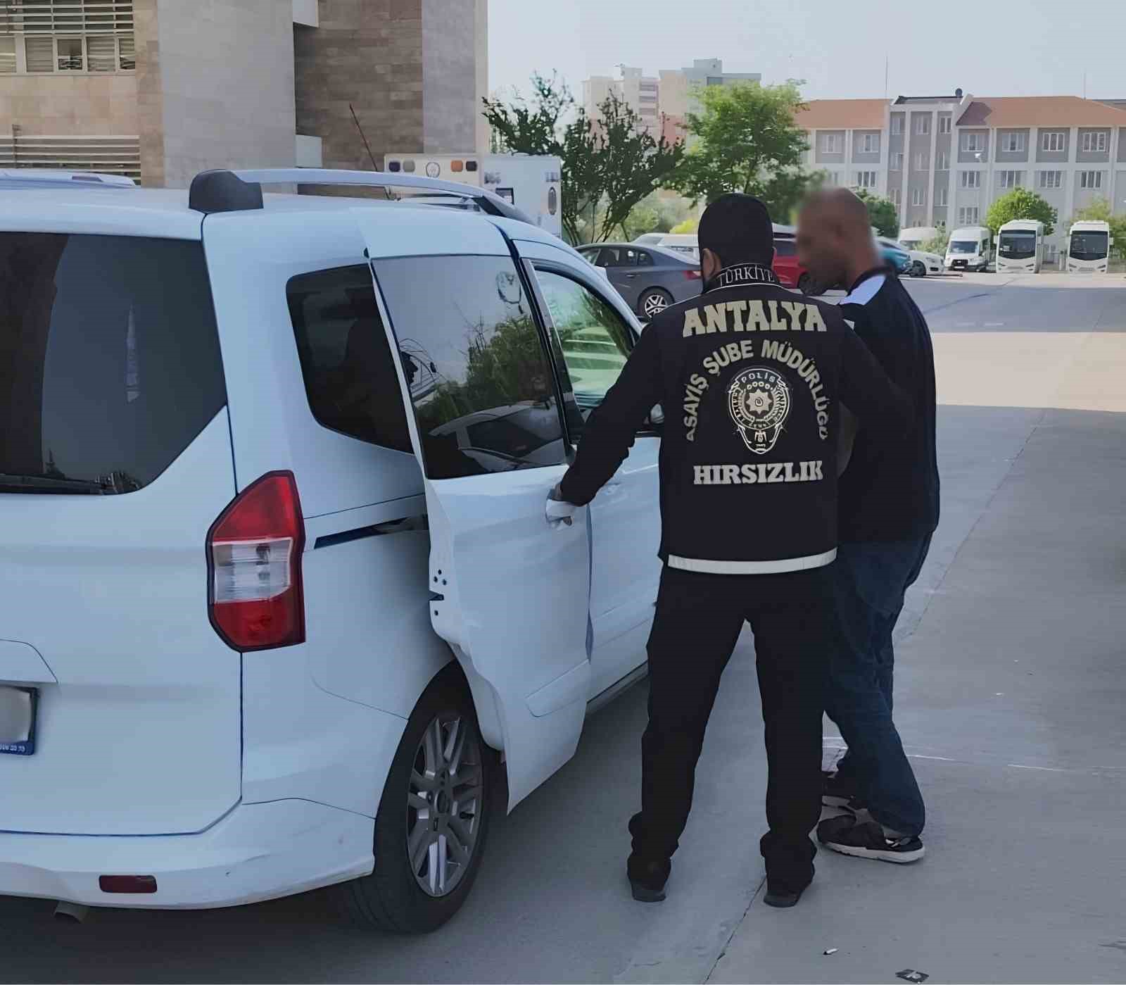 Antalya’da 410 bin lira değerinde ziynet eşyası çalan hırsız yakalandı