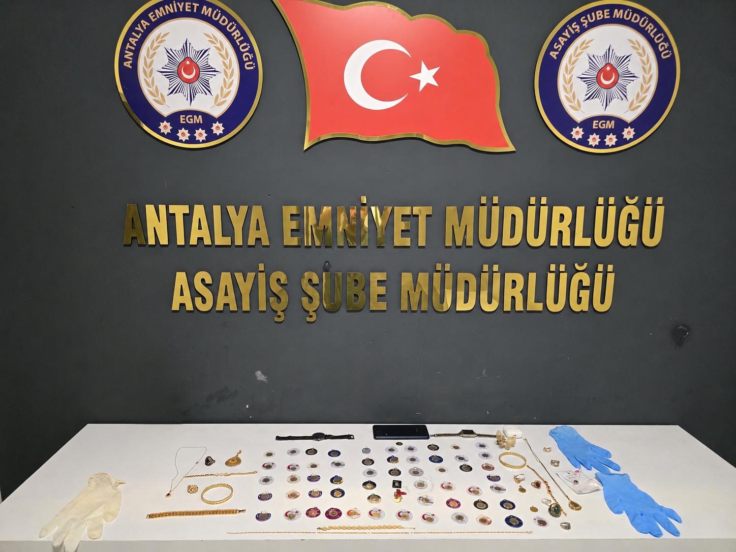 Antalya&rsquo;da 410 bin lira değerinde ziynet eşyası &ccedil;alan hırsız yakalandı
