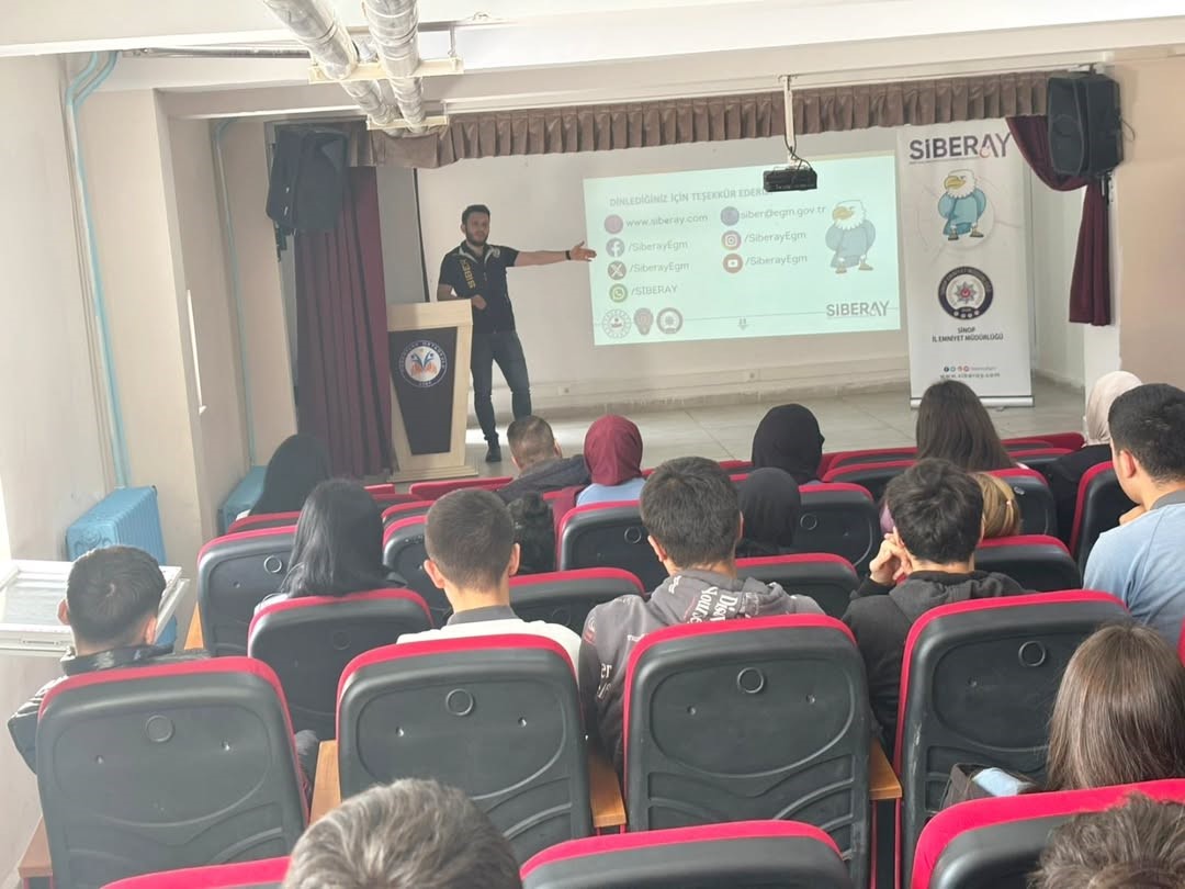 &Ouml;ğrenciler g&uuml;venli internet kullanımı hakkında bilgilendirildi
