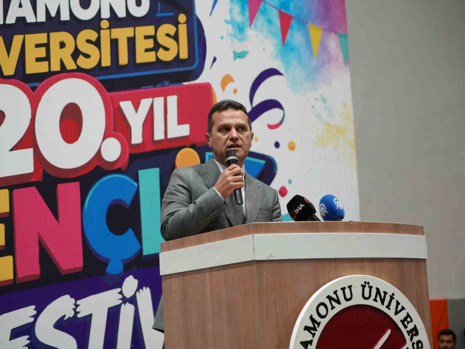 Kastamonu &Uuml;niversitesi&rsquo;nde d&uuml;zenlenen Gen&ccedil;lik Festivali farklı k&uuml;lt&uuml;rleri buluşturdu
