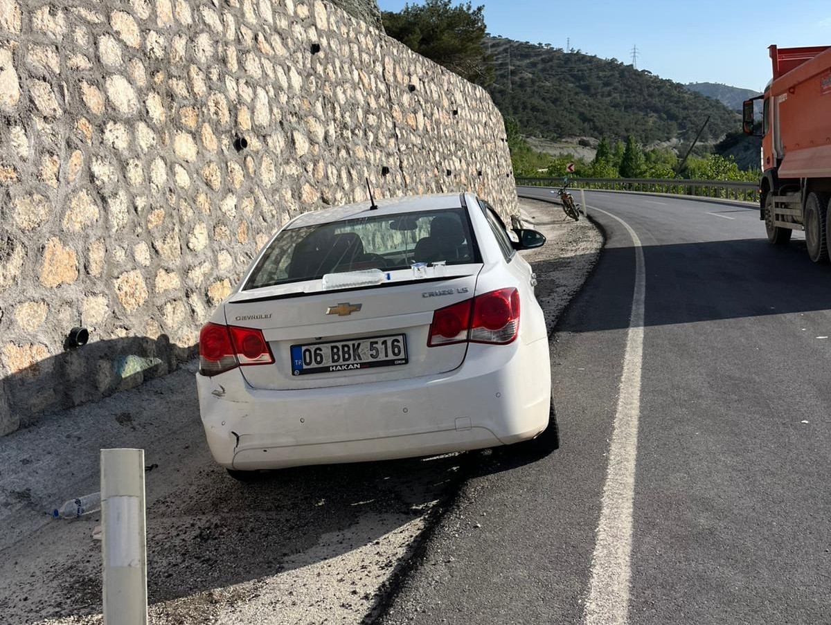 Malatya&rsquo;da otomobil istinat duvarına &ccedil;arptı: 1 yaralı
