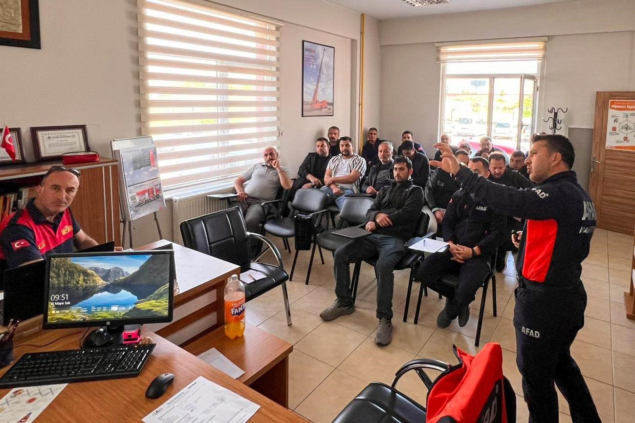 İtfaiye personeline y&ouml;nelik eğitimler s&uuml;r&uuml;yor
