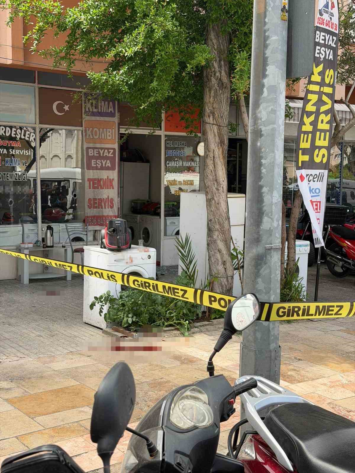 Cezaevinden &ccedil;ıkıp husumetlisini yaraladı, polis gelene kadar başında bekledi
