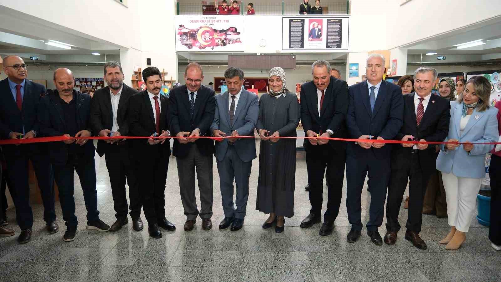 Başkan Aksun &ouml;ğrencilerin projelerini inceledi
