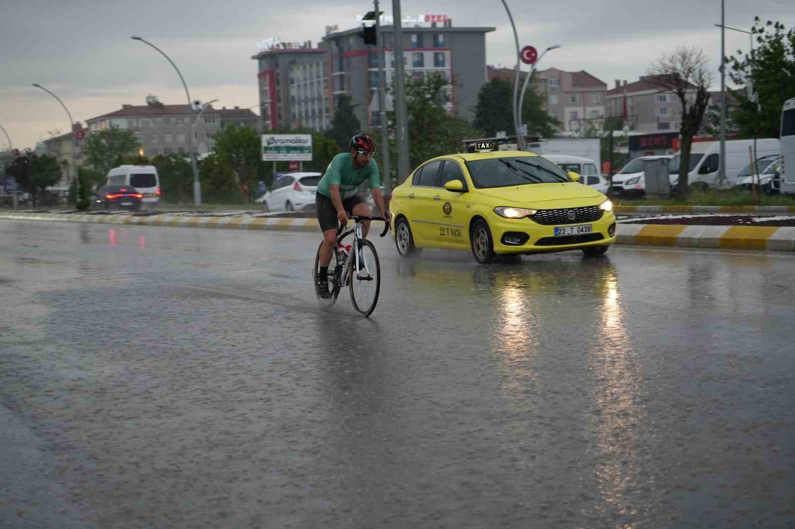 Edirne’de sağanak yağış etkili oldu, sürücüler zor anlar yaşadı