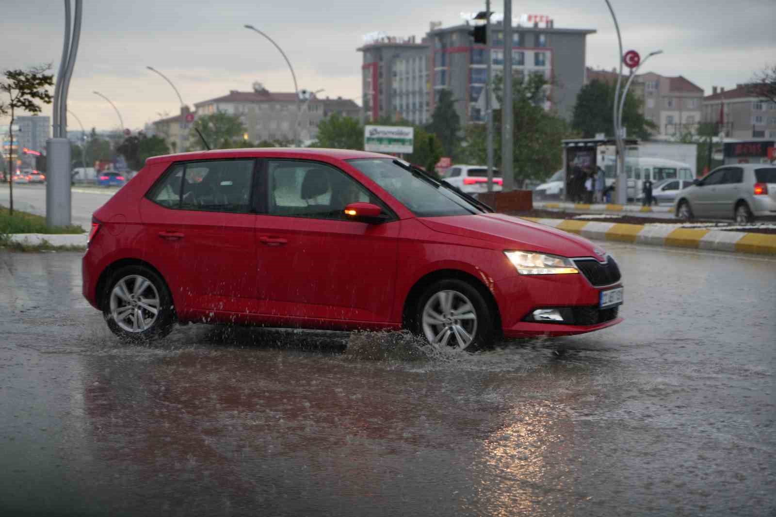 Edirne&rsquo;de sağanak yağış etkili oldu, s&uuml;r&uuml;c&uuml;ler zor anlar yaşadı

